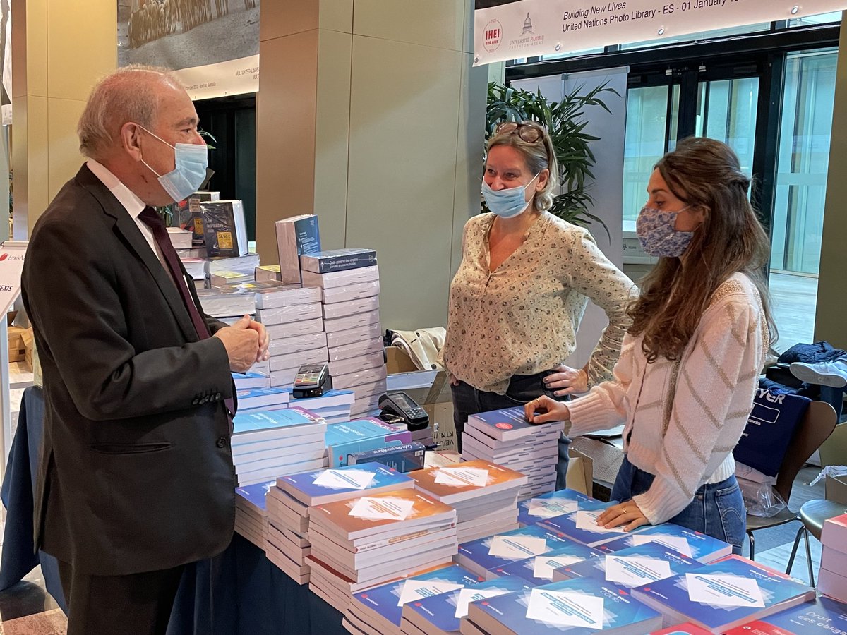 Chrystel_Faure's tweet photo. Salon du livre à l’université d’Assas. Venez acheter vos codes et ouvrages de rentrée sur le stand LexisNexis. Le Code civil et le Code de commerce à jour de la réforme des sûretés sont disponibles ! #codecivil #codedecommerce #codesbleus @Lexis_Etudiants https://t.co/0eQsLwxrLe