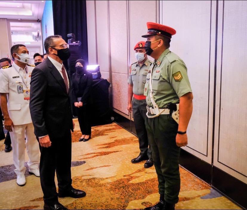 HishammuddinH2O's tweet photo. Datang sejam awal ke venue - nak pantau sendiri persiapan bagi Mesyuarat Menteri-Menteri Pertahanan FPDA #FDMM11 dan juga sambutan ulang tahun #FPDA50 hari ini. Alhamdulillah, semua dah ready!
Terima kasih team sekretariat dan semua yang terlibat. Proud of all of you! βπ» https://t.co/Sd5DtD7Dzd