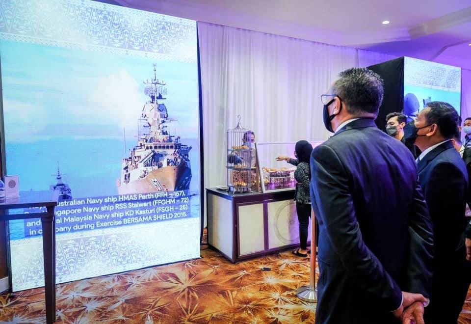 HishammuddinH2O's tweet photo. Datang sejam awal ke venue - nak pantau sendiri persiapan bagi Mesyuarat Menteri-Menteri Pertahanan FPDA #FDMM11 dan juga sambutan ulang tahun #FPDA50 hari ini. Alhamdulillah, semua dah ready!
Terima kasih team sekretariat dan semua yang terlibat. Proud of all of you! βπ» https://t.co/Sd5DtD7Dzd