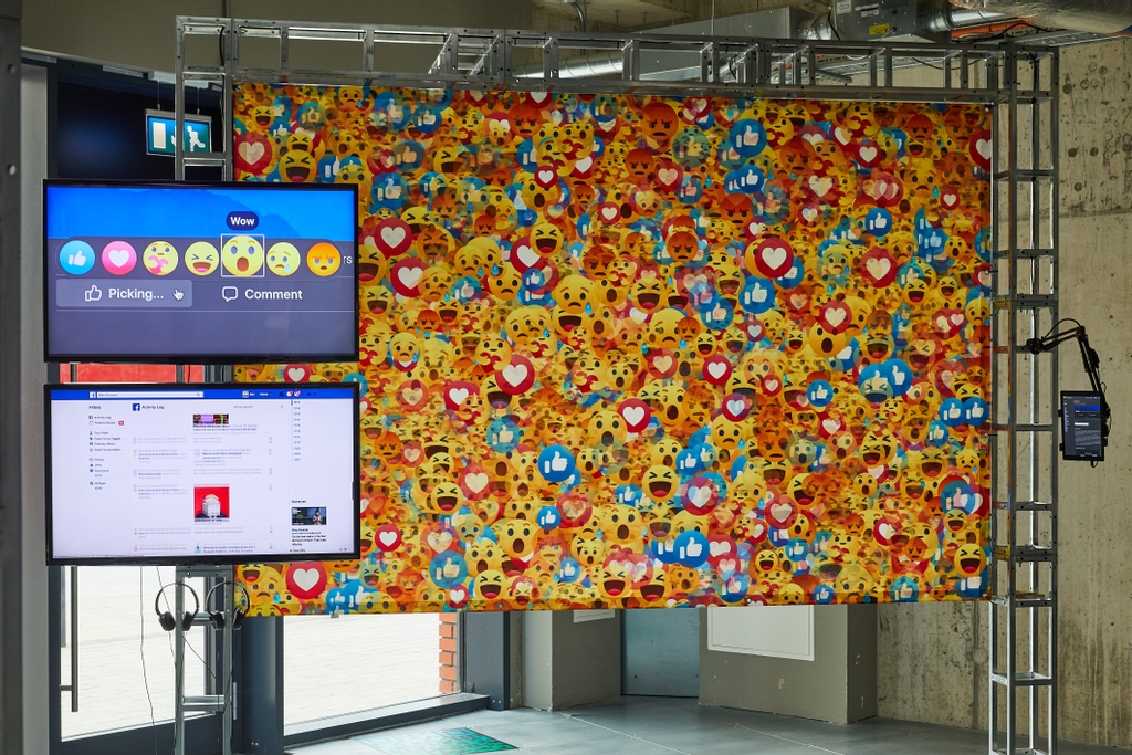 arebyte's tweet photo. To celebrate @bengrosser's exhibition, Software for Less, the artist will talk with @whkchun, Matthew Fuller & @joana_moll.
Watch live: https://t.co/HxXpMKLiFV
More info: https://t.co/x5PAH7TOaM
#SoftwareForLess #Power #Politics #SocialMedia #BigTech #Interface https://t.co/sYWqiNOwGm