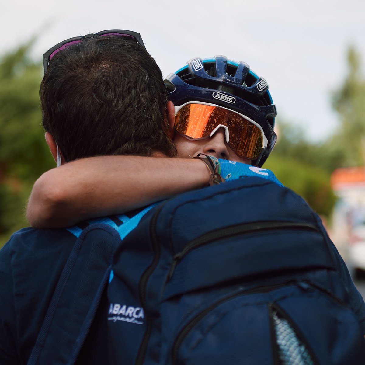 Movistar_Team's tweet photo. ⛵ En el día en que ponemos fin a la campaña 2021, queremos mandar un recuerdo especial a nuestro querido @garybanos.

Su labor, como la de las casi 100 personas que forman Abarca Sports, ayudó a que hayamos vivido un año tan bonito, especialmente en el femenino.

#RodamosJuntos https://t.co/MdRlBfF5Ao
