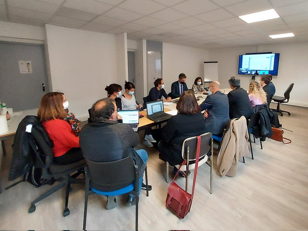 aclimoges's tweet photo. Hier après-midi s'est tenu au rectorat le comité académique #Canopé avec la rectrice @CDrucker_Godard et @VinctMichaud, directeur territorial Nouvelle-Aquitaine @reseau_canope.
Un moment d'échange sur le travail collaboratif pour l’école académique de la #formation. https://t.co/AzSwBM3yOh