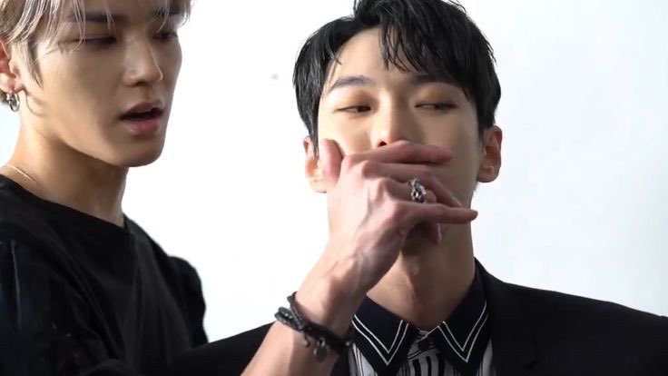 ไม่เขินเอาตีนมาเหยียบหน้าเราค่ะ