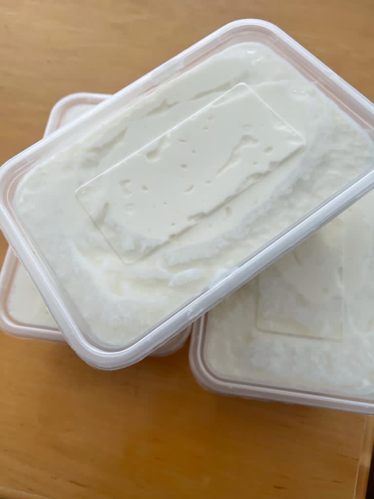 likemike_henry's tweet photo. Good morning Zwitter! I have milk today. For only $5 you will get 2*800mls tubs of The Milk Hodzeko...very creamy, yummy, and addictive😋Today, please kindly send your order via Whatsapp to Winnie on +263712867747 https://t.co/GvONeXBlkv