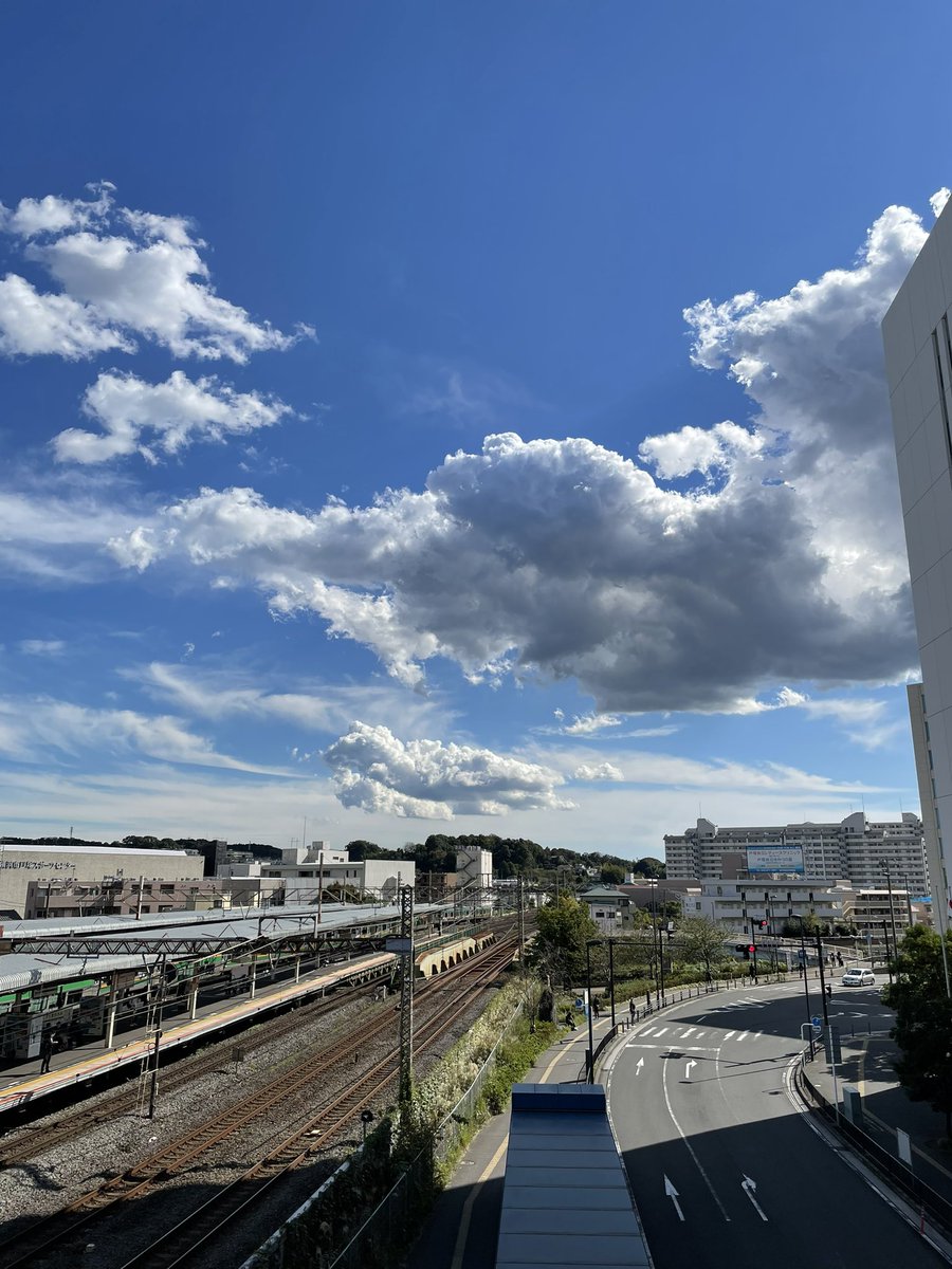 quinmy105's tweet photo. #イマソラ
↑うそ〜
#昨日の空
雲。遠近感あり。
芸術的だった！
#戸塚駅
#雲
#くも
#空
#sky
#東海道線 https://t.co/De5FKRhAoy