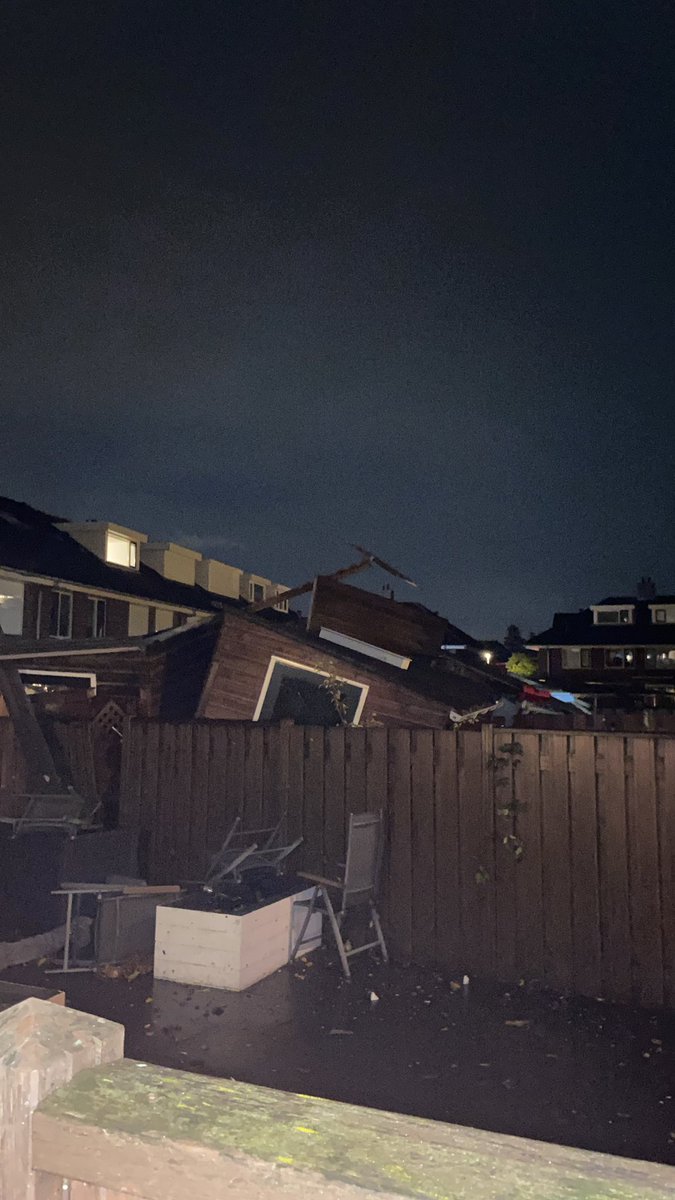 Wat een nacht. Als auto’s zo ‘geparkeerd’ worden door de wind en bomen breken als luciferhoutjes, dan heeft het heel hard gewaaid. #od9194 #grip1 <a href="/Vr_RR/">Veiligheidsregio Rotterdam-Rijnmond</a>