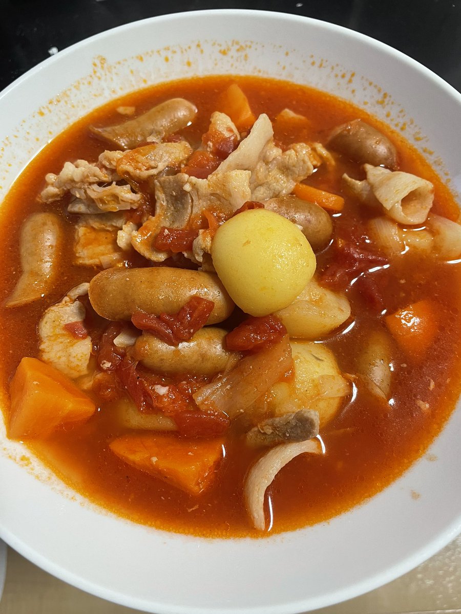 この前、ミネストローネを初めて作ってみたんだけど、よくよく考えたら具材は同じで

カレールーを入れればカレー
ホールトマト+コンソメを入れればミネストローネ
味噌を入れれば豚汁

になるなと思った