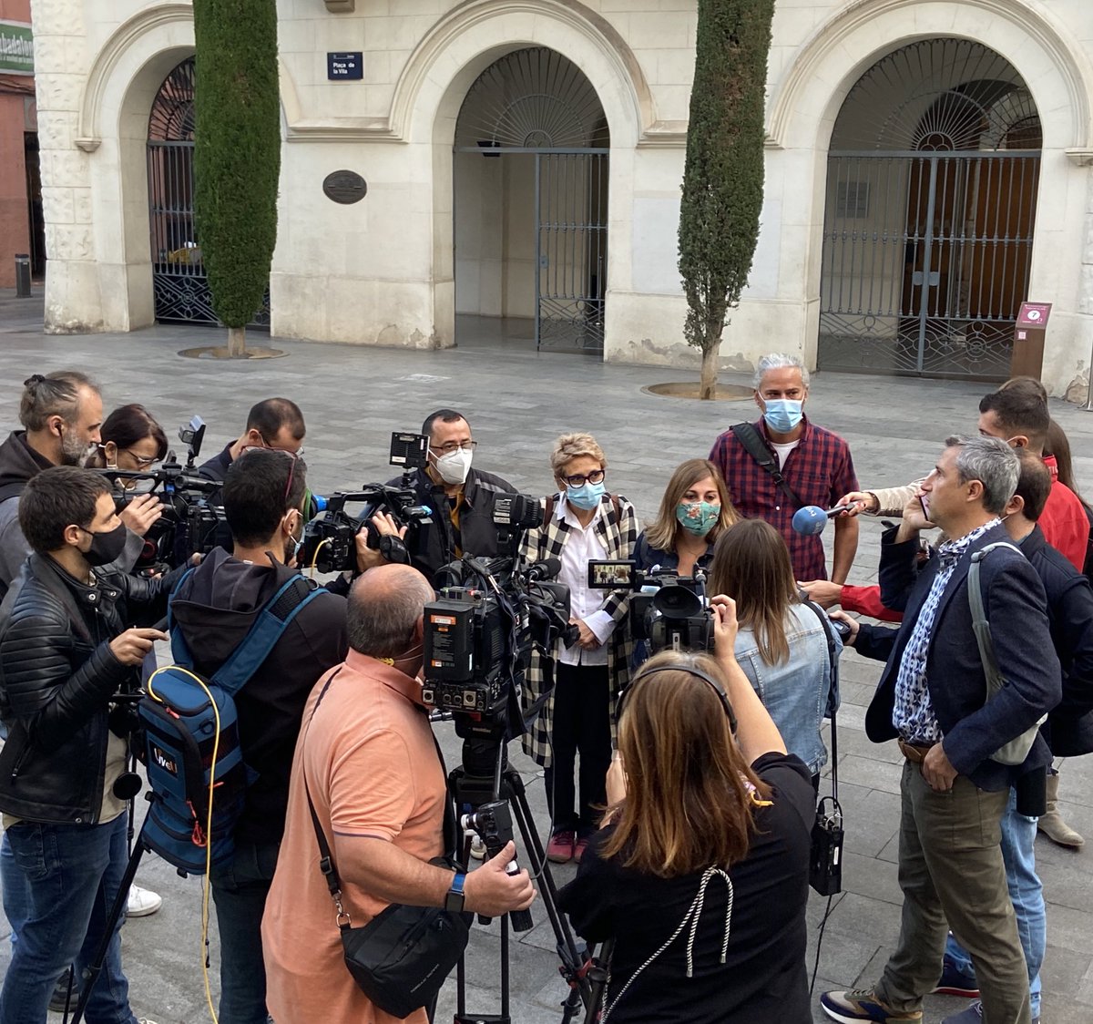 GuanyemBDN's tweet photo. Molta expectació en l’inici dels tràmits pel registre de la Moció de Censura. Això ja és irreversible: el període de l’alcaldia d’Albiol està acabat. Garantirem l’estabilitat del govern entrant, ja sigui dins com fora del mateix. #Badalona https://t.co/w7wdUVVpuq