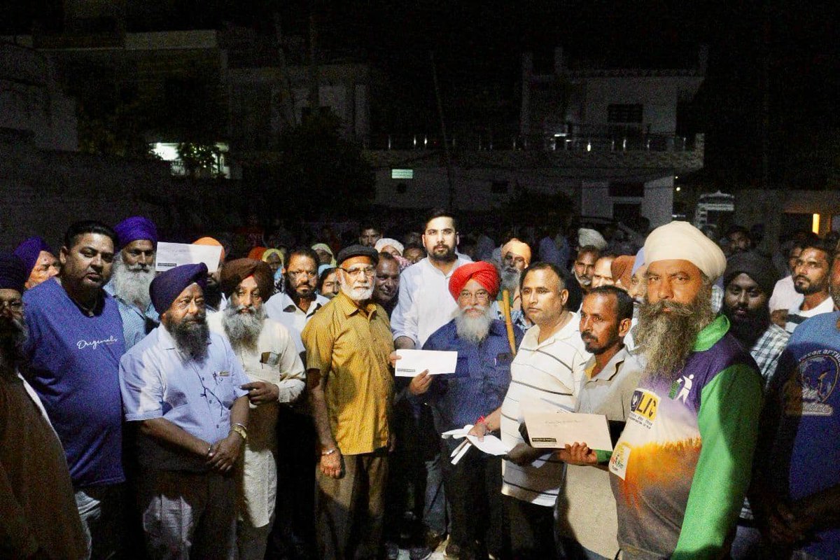 AngadSinghNWSR's tweet photo. #Annadataas have skipped their own meals to make sure we get food on time. With the support of @punjabgovtindia we are providing debt relief funds so that farmers can harvest without any burden of debt. 

We stand with the #farmers🙏

#nawanshahr #congress @INCPunjab @INCIndia https://t.co/9IdvI8GgnQ