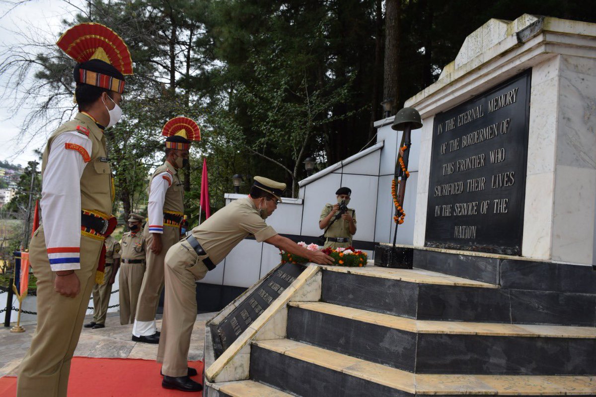 BSF_Meghalaya's tweet photo. On the occasion of the 62nd #PoliceCommemorationDay, @BSF_Meghalaya salutes our valiant bravehearts who laid down their lives serving the nation.
#NationFirst
#JaiHind https://t.co/mNJzAKk6qq