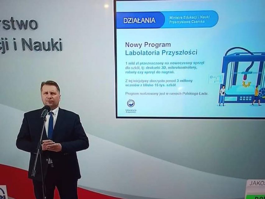 LBokszczanin's tweet photo. Skoro Minister Spraw Wewnętrznych z Ministrem Obrony Narodowej mogą pokazywać na konferencji kadry z zoofilskiego porno, to Minister od nauki może pokazywać byki ortograficzne...#Polska to jedno wielkie #Labolatorium #Kaczyński.ego 🤷😱🙈
#FolwarkPiSięcy po całości... https://t.co/ZtN606jCmt