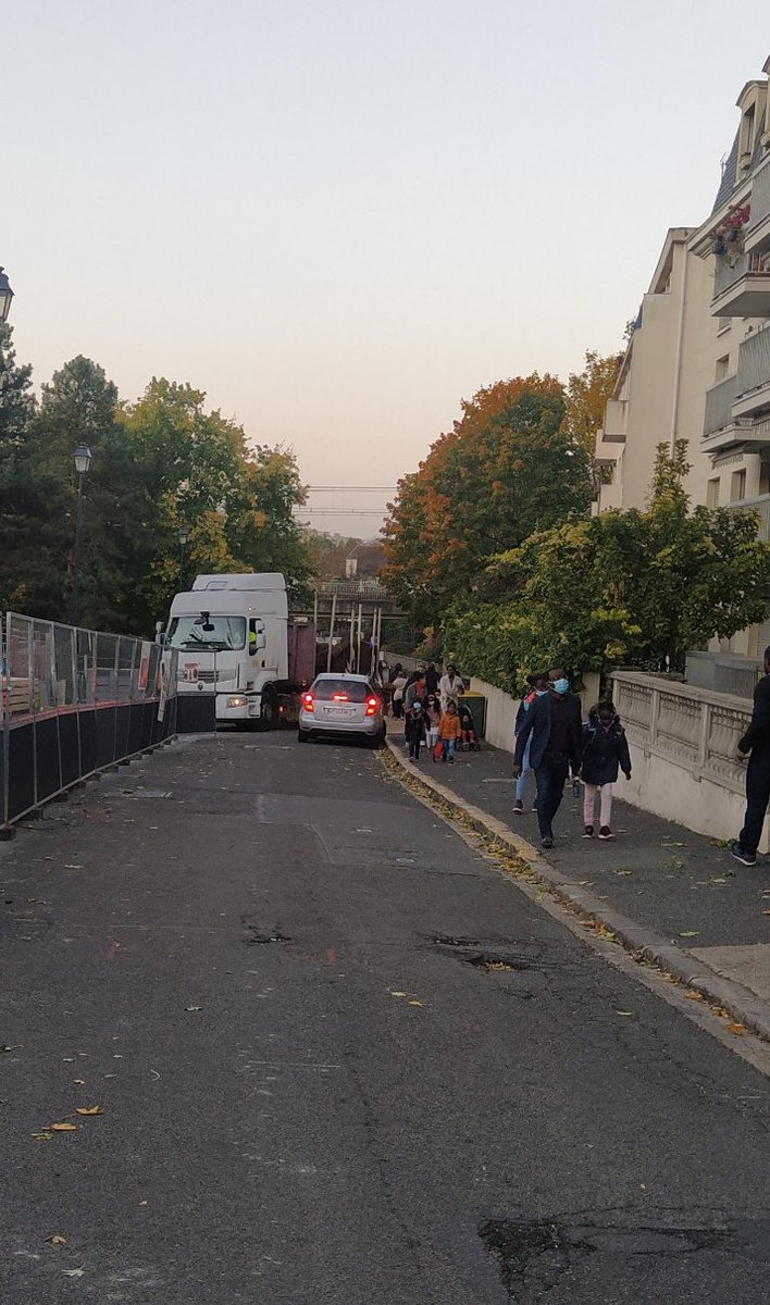 Bonjour <a href="/fontenay92/">Fontenay-aux-Roses</a>, comment est il possible que des engins de chantiers manoeuvrent toujours dangereusement aux horaires de départs vers l'école? Ce n'est pas la première fois que nous intervenons sur ce sujet rue des Potiers, à quand une circulation apaisée et sécurisée ?