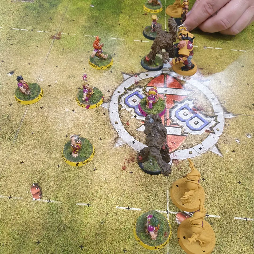 gassygoblins's tweet photo. The gobbos flings Vs humans in the league.

2-0 loss for my flings! BUT twp CAS caused!

Fun game, although ¼ of my team are missing for my next game!

#warhammer #gamesworkshop #warhammer40k #wargaming #warhammer40000 #citadel #bloodbowl #warmongers #minature #miniaturepainting https://t.co/CbWnh479zF