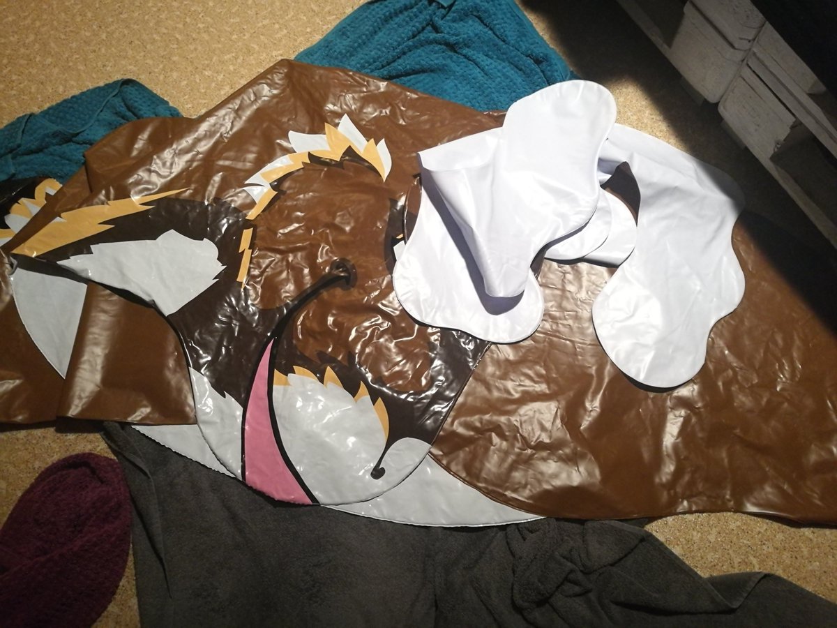 Flausi is fixed, washed and folded! Sadly i need the space for commissions at the Moment 😭 but i will put him up before Christmas!