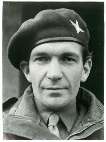 Op 21 oktober 1912 werd David Dobie geboren. Luitenant-kolonel Dobie gaf tijdens de Slag om Arnhem leiding aan het 1e Bataljon van de 1e Parachute Brigade. Hij raakte gewond en werd krijgsgevangen genomen. Dobie ontsnapte uit het St. Elizabeth Gasthuis en dook onder in Ede. 1/2