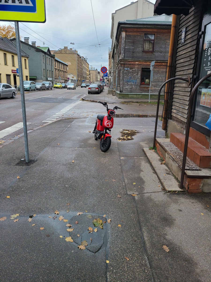 koleegjis's tweet photo. Tikai minējums, bet šķiet, ka cilvēki,kuri šādi pamet īres transportu, pēc nokārtošanās nenorauj podā arī ūdeni... https://t.co/w0U6Nzns0k