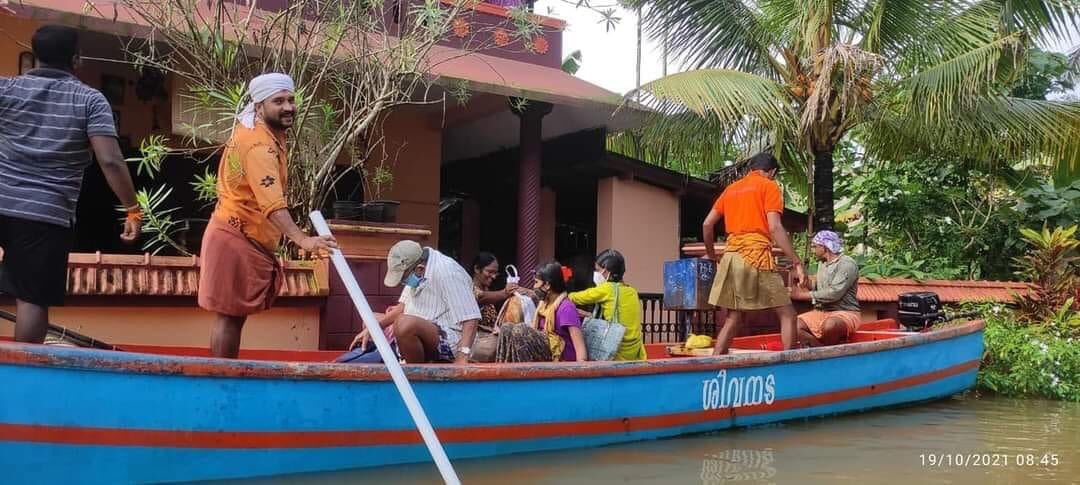 sewa_rsb's tweet photo. #Sevabharathikeralam  सेवा भारती के स्वयंसेवक समाज के अपेक्षा के अनुसार सहायता को पहुंच रहे हैं.....
#KeralaRains 
#Sevabharathi
#RSS 
#sewabharti https://t.co/qS6FInv5j0