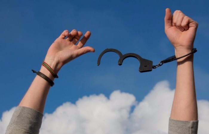 La libertad es la facultad natural del hombre para actuar a voluntad sin restricciones, respetando su propia conciencia y los valores morales, para alcanzar su plena realización