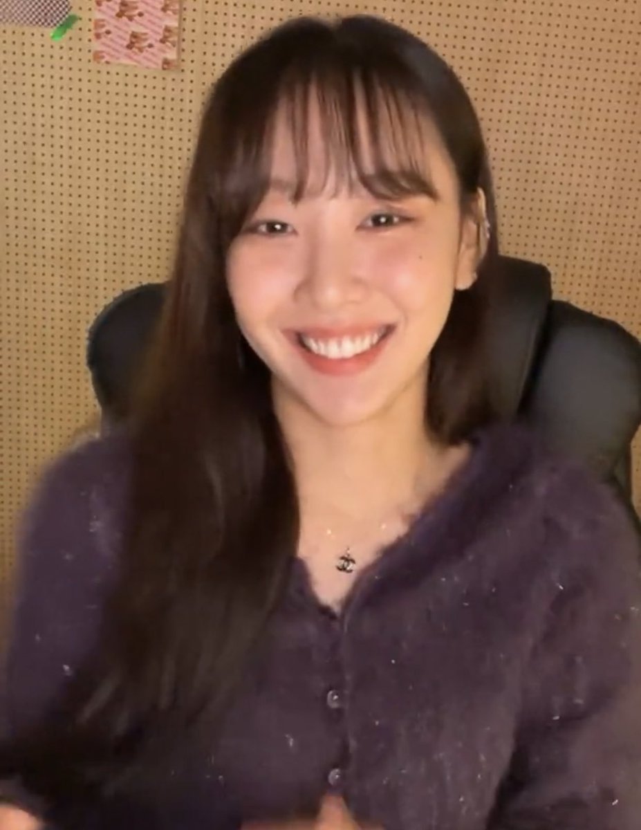 sonhoneyju's tweet photo. yves and her first love smile https://t.co/T5ewTuOQ6x