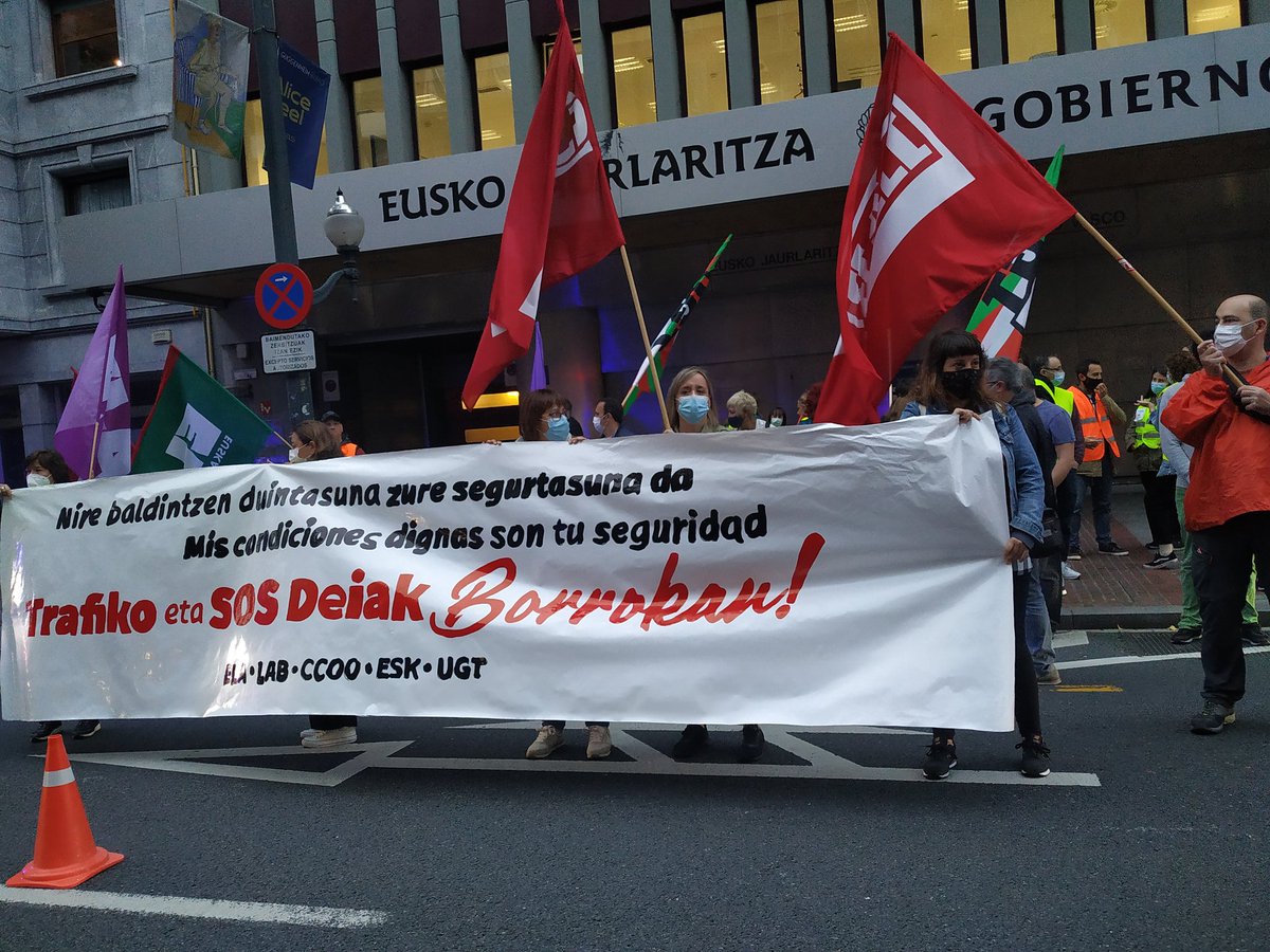 📢Trafiko eta SOS Deiak borrokan jarraitzen dute. Gaur Eusko Jaurlaritzaraino mobilizatu dira baldintza duinak aldarrikatzeko.
<a href="/SosDeiakTrafiko/">SOS DEIAK ((112)) TRAFIKO ((011))</a> <a href="/HamaikaTb/">Hamaika Telebista</a> <a href="/naiz_info/">naiz:</a> <a href="/berria/">Berria.eus</a> <a href="/Itzibil/">Itzi</a> @ITP_PCB_enLucha <a href="/ArgiakEn/">Bilboko Argiak En Lucha</a>