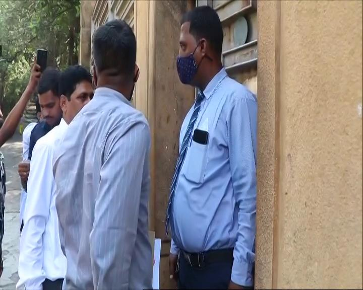 ndtv's tweet photo. #Mumbai | Narcotics Control Bureau (NCB) team at Actor #ShahRukhKhan's house, Mannat, hours after he met son #AryanKhan in Arthur Road Jail. https://t.co/KqZH5UiNjG