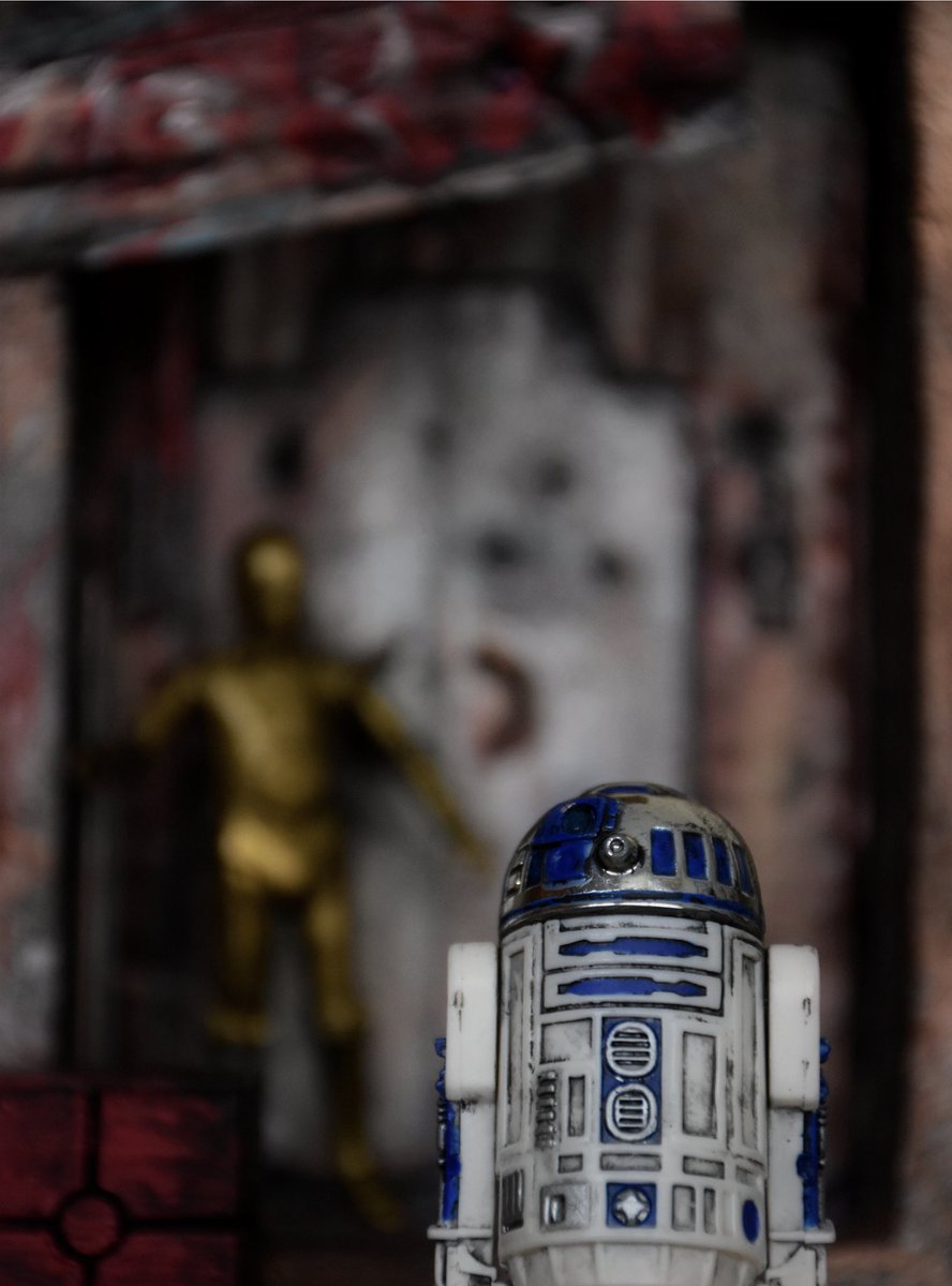 ReadFiveDesigns's tweet photo. “R2! Come Back Here!”’
#readfivestandingby #3P0 #threepio #C3P0 #threepo #Tatooine #starwarstoyphotography #starwarstoypics #toycommunity #actionfigurephotography #toptoyphotos #toysaremydrug #swtvc #R2D2 #artoo #diorama #starwarsdiorama #toyphotography https://t.co/lKiXEmO5zl