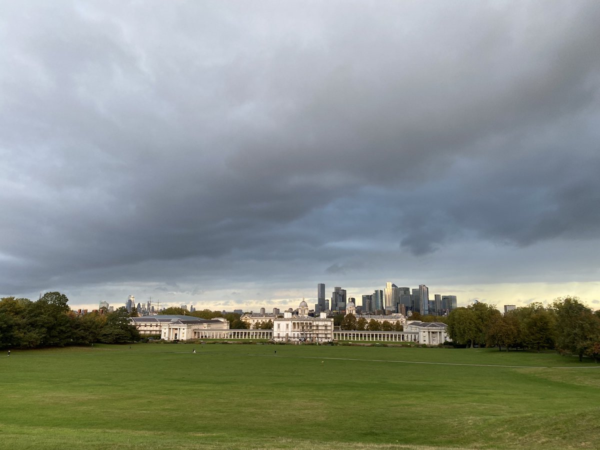 PaddyTheCocker's tweet photo. Morning fur friends. Beautiful moody skies over the city this morning π€π€
#Greenwich
#DogsOfTwitter
#CockerSpaniel
#Rescuedogs
#BeMoreSpaniel
#LoveLifeLikeASpaniel
#HandsomeSpanielClub https://t.co/xZL8dVKN84
