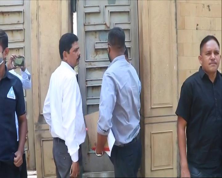 ndtv's tweet photo. #Mumbai | Narcotics Control Bureau (NCB) team at Actor #ShahRukhKhan's house, Mannat, hours after he met son #AryanKhan in Arthur Road Jail. https://t.co/KqZH5UiNjG