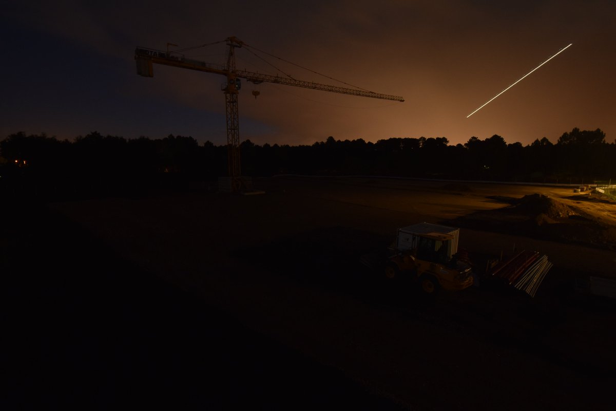Cliché saisi par une TLGO box, ce matin à 07h40 à St jean d'illac, sur un chantier #capingelec en #Gironde, #nouvelleaquitaine. Une étoile filante ? Un avion ? Un ovni ?  #NikonD3500 #suividechantier #timelapse #saintjeandillac #24Mpx
