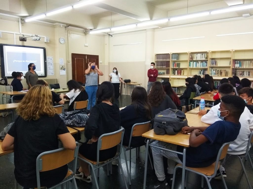 InstitutSants's tweet photo. Xerrada pels drets de les persones LGTBI+. Aquesta setmana l'alumnat de 4t ha tingut l'oportunitat d'assistir a la Xerrada protagonitzada per tres activistes Trans de El Salvador que lluiten per la defensa dels drets del col•lectiu LGTBI+.#LGTBI+ #COMCAVISTRANS #igualtat #ESO https://t.co/xND6vZjjU3