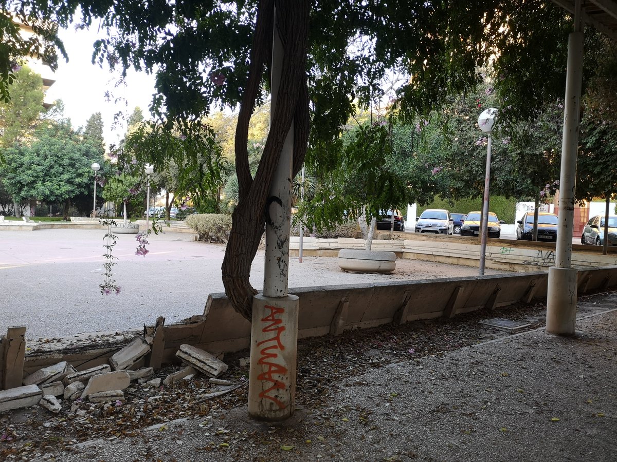 taniagonzalezti's tweet photo. El Parque Botánico del barrio San Fernando/Princesa Mercedes va de mal en peor. Llevamos más de 5 años notificándolo al @alicanteayto ¿Qué más necesitáis para arreglarlo, que un niño se clave un hierro oxidado de un banco o que se le caiga encima? @saicalicante @luisbarcala https://t.co/25QedMYK5v