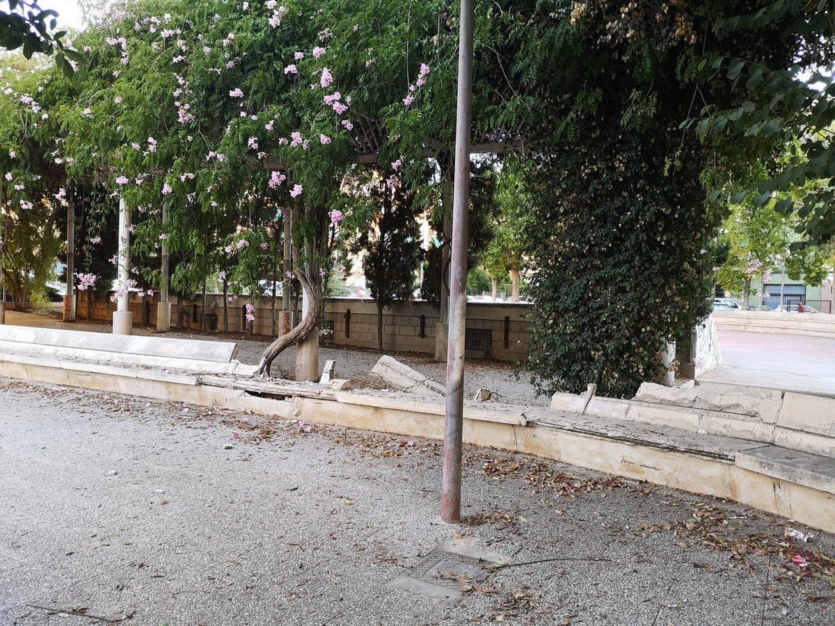 El Parque Botánico del barrio San Fernando/Princesa Mercedes va de mal en peor. Llevamos más de 5 años notificándolo al <a href="/alicanteayto/">Ayuntamiento Alicante</a> ¿Qué más necesitáis para arreglarlo, que un niño se clave un hierro oxidado de un banco o que se le caiga encima? <a href="/saicalicante/">SAIC Alicante</a> <a href="/luisbarcala/">Luis Barcala</a>