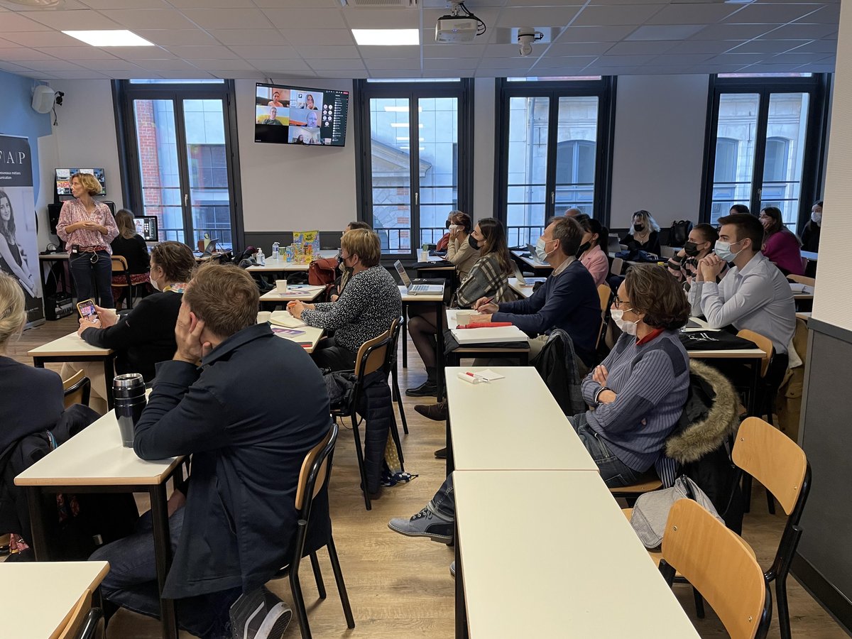 PdelaCom's tweet photo. [EN DIRECT] Jules Coignet d'@Insitaction et Emilie Gonthier de @TetesBruleesExp nous présentent les objectifs de l’écoute sociale.👂
“L’écoute sociale c’est écouter les discussions publiques : réseaux sociaux, blogs, médias pour capter les tendances.”
#conférence #ecoutesociale https://t.co/ketjTUlwJe