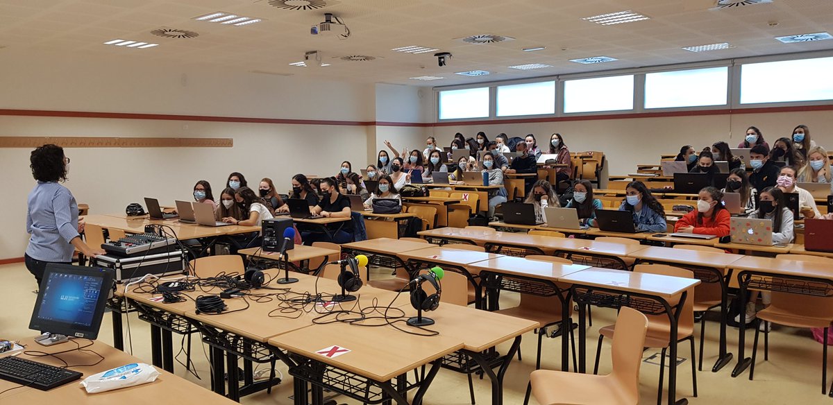 francescesteve's tweet photo. #MI1855A Avui en TIC en Educació, del Grau de Mestre/a d'Educació Infantil de la @UJIuniversitat, provem a fem ràdio escolar a l'aula @gracia_vn 👏👏👏🎧📻🎵 https://t.co/5XUHoovgF0