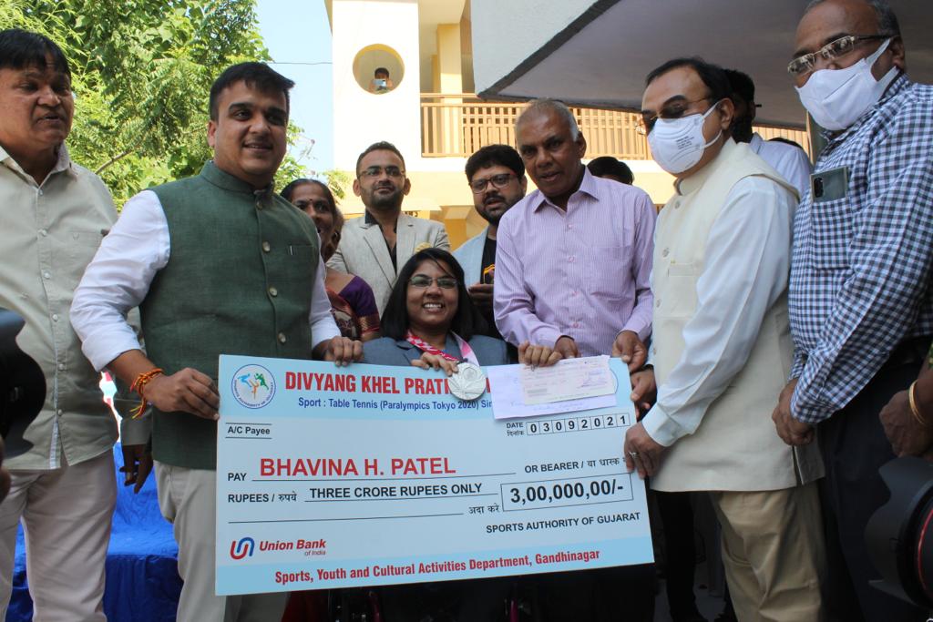 Gujarat government presents Rs. 3 crore cheque to paralympics silver winner Bhavina Patel