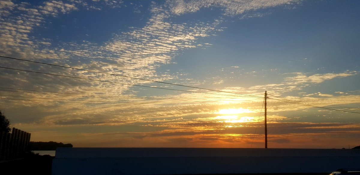 pacosamuperez's tweet photo. 🖐Bon dia🌍!
Amanece que no es poco😜🤙
#Botafoc #Talamanca #Ibiza #Icardi 😅 Al lío💃🕺🏃♂️ https://t.co/lDkHh1Vlyr