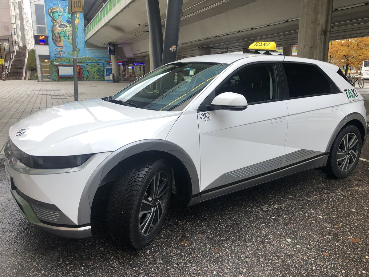 EkoTaxi144's tweet photo. @KrisuLinden @Ruiskukkahattu @MSinikari @Palveluksessasi Syyslomien alkaessa ajot vähissä. Onneksi kuitenkin jotain.
Tunnistatko #taxi’aseman?
#taksi
#vantaantaksiOy
#hat
#logopoint https://t.co/tfj7gmZkv4