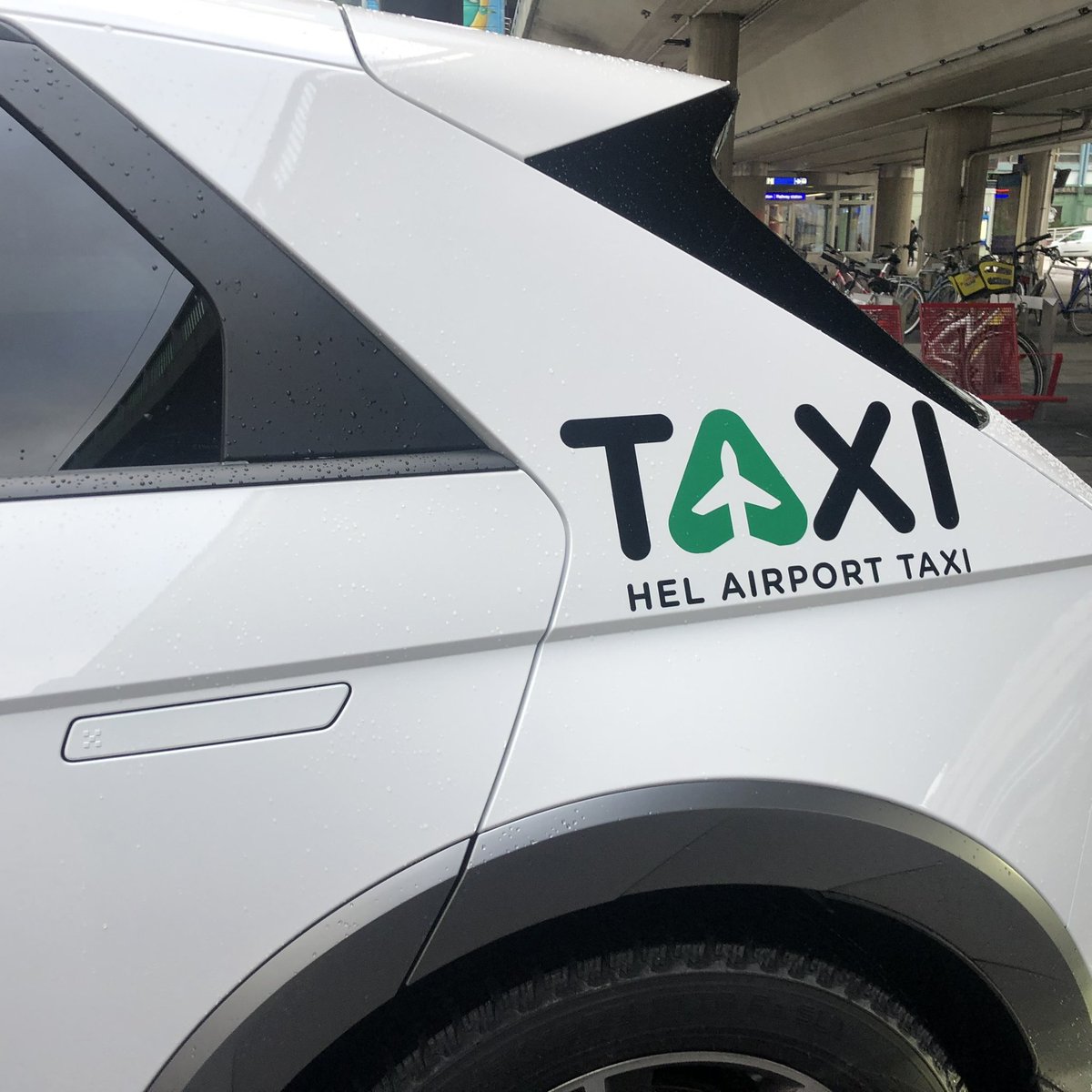 EkoTaxi144's tweet photo. @KrisuLinden @Ruiskukkahattu @MSinikari @Palveluksessasi Syyslomien alkaessa ajot vähissä. Onneksi kuitenkin jotain.
Tunnistatko #taxi’aseman?
#taksi
#vantaantaksiOy
#hat
#logopoint https://t.co/tfj7gmZkv4