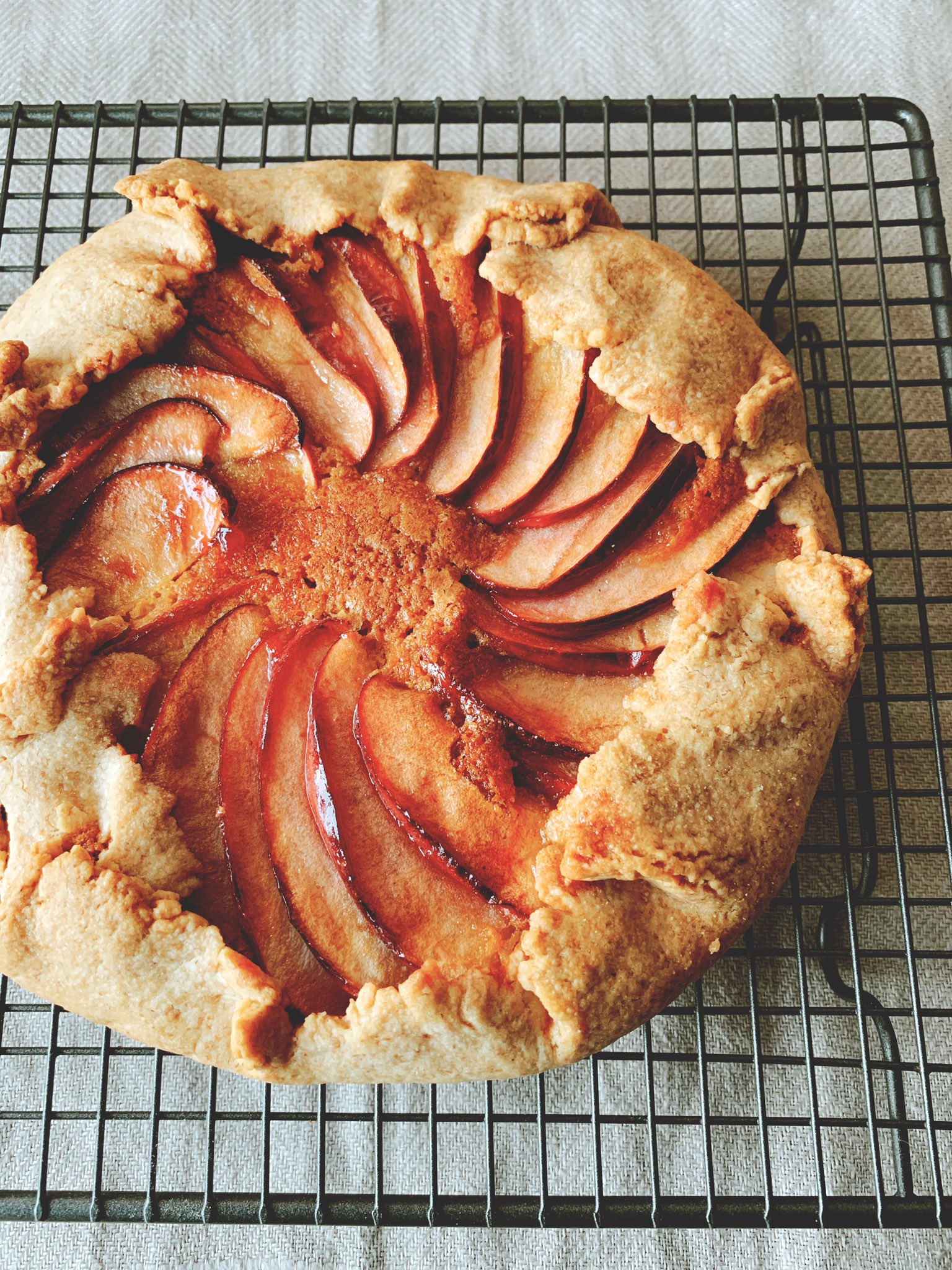 なかしましほ ふつうのクッキー の生地を使って 型を使わない手びねりのりんごタルトを 混ぜるだけのアーモンドクリームを敷き りんごを並べて焼き上げます 焼きたてはさくさく 翌日はしっとり どちらもおいしいです レシピ続けます T