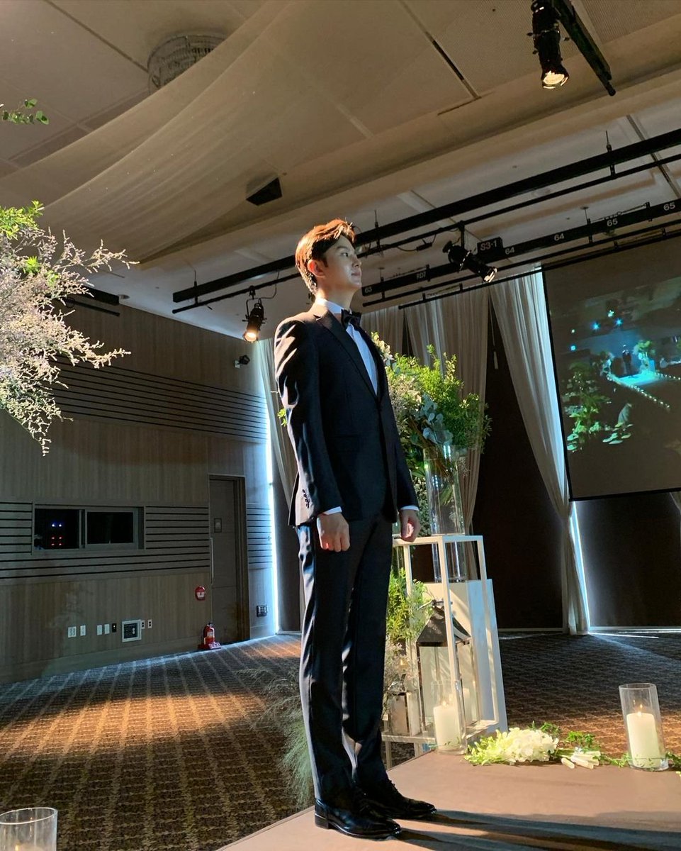 GimbapBlog2's tweet photo. #Youngjun ancien #LEDApple a dit oui à sa fiancé, une non célébrité.

Les membres de son groupe (Kwangyeon, Kyumin et Hyoseok) ont assisté à la cérémonie. https://t.co/rPLsd6Vt2P
