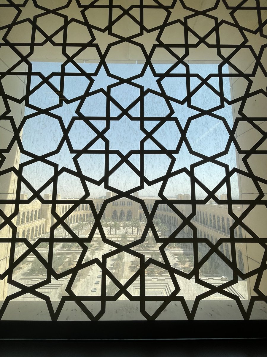 _ReemRA's tweet photo. صباح الخير من المكتبة المركزية
اليوم المزاج عالي هل هو عشانه يوم خميس ؟ 
للأن ما أدري🤷🏻‍♀️
#PNU - #FYHC https://t.co/6Fkd2uH1tc