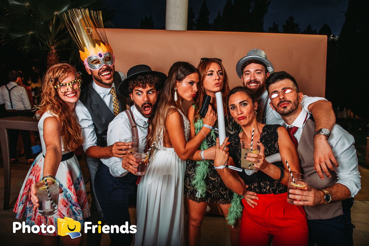 video_boda's tweet photo. La única peligrosa la del centro, jajaja. Photocall de la boda de Yessica &amp; Fede , momentos de familia. #photocall #boda #photomaton #photobooth https://t.co/nlkC7pU355