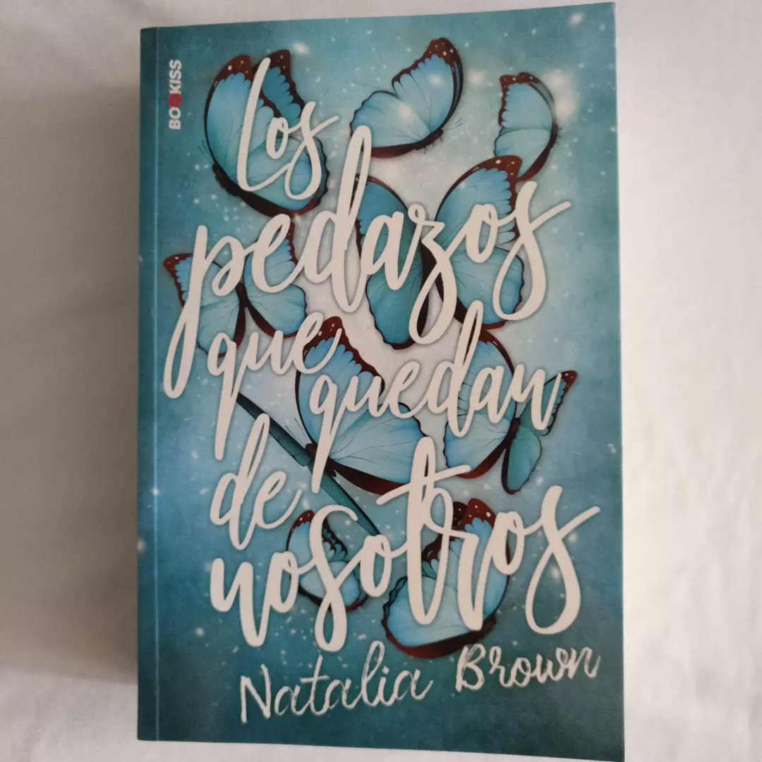 Blulini's tweet photo. Hoy os vamos a enseñar la reseña del primer libro escrito por @NataliaaBroown que se ha publicado titulado #LosPedazosQueQuedanDeNosotros @EdKiwi de #bookiss
Sophie es una chica que está estudiando literatura en la universidad de Bristol...
https://t.co/fvcz7Kbm1T https://t.co/PpB0E3YQIE