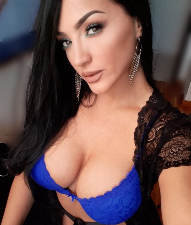 Isabelle_Lee__'s tweet photo. Am I giving you the blues ?💙💙💙
#blueismycolour #bluelingerie #sexybae #brunettebeautyonfire https://t.co/j7YAKw7QSd