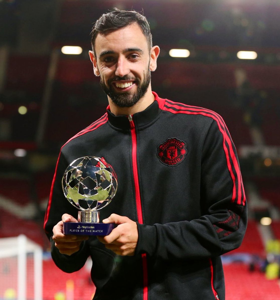 TRACK1FOOTBALL's tweet photo. Bruno Fernandes 🇵🇹 created 8 chances vs Atalanta, the most by a Man Utd player in a single UCL game (since 03-04). #MUFC https://t.co/NOCNrKTZPd
