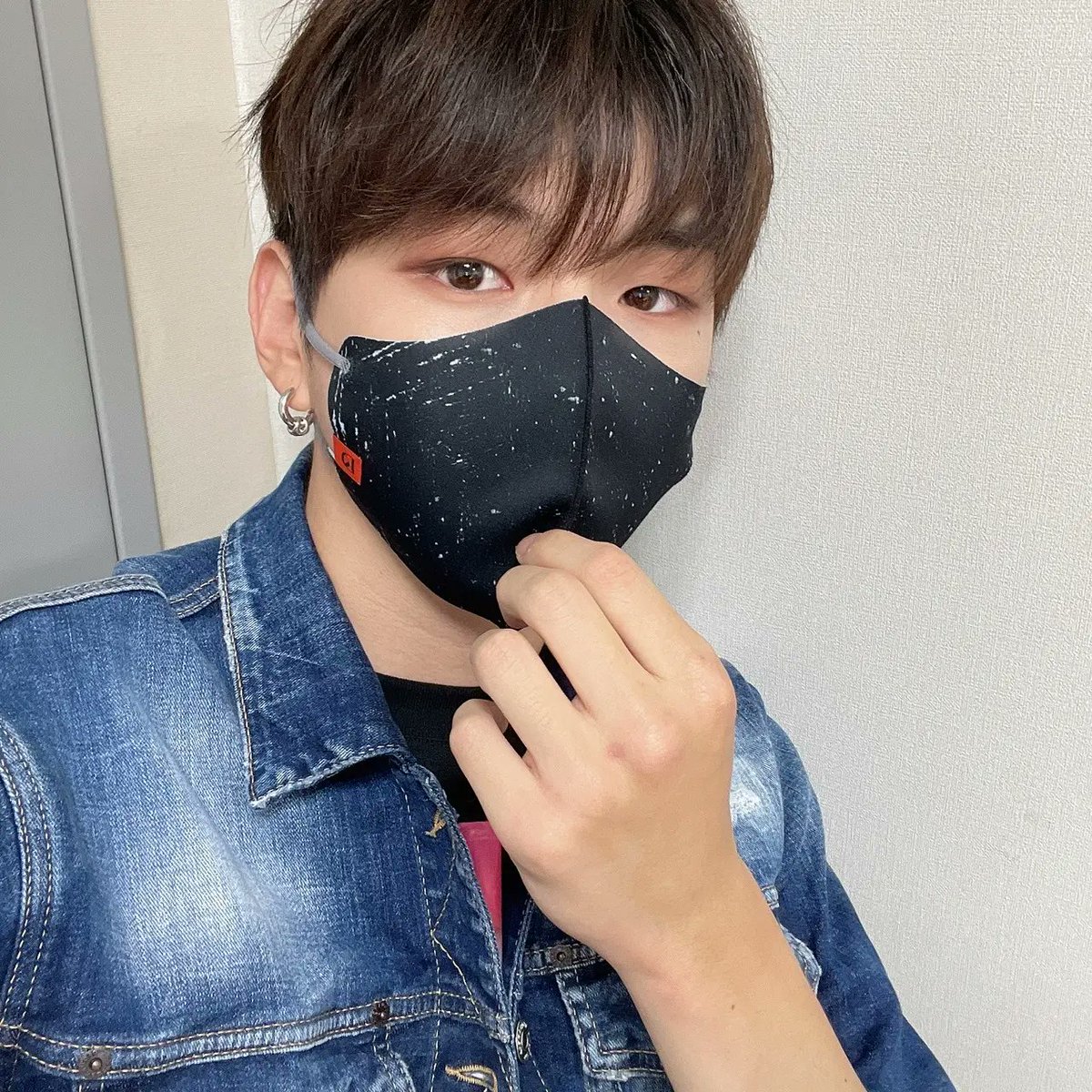 forest_eastern's tweet photo. 다니엘님  착용샷 공개
잘 어울리나요? 
#강다니엘   #kangdaniel  #강다니엘스타일  #잇츠리트 #패션마스크  #스트리트우먼파이터 https://t.co/Ik3GqxMcI7