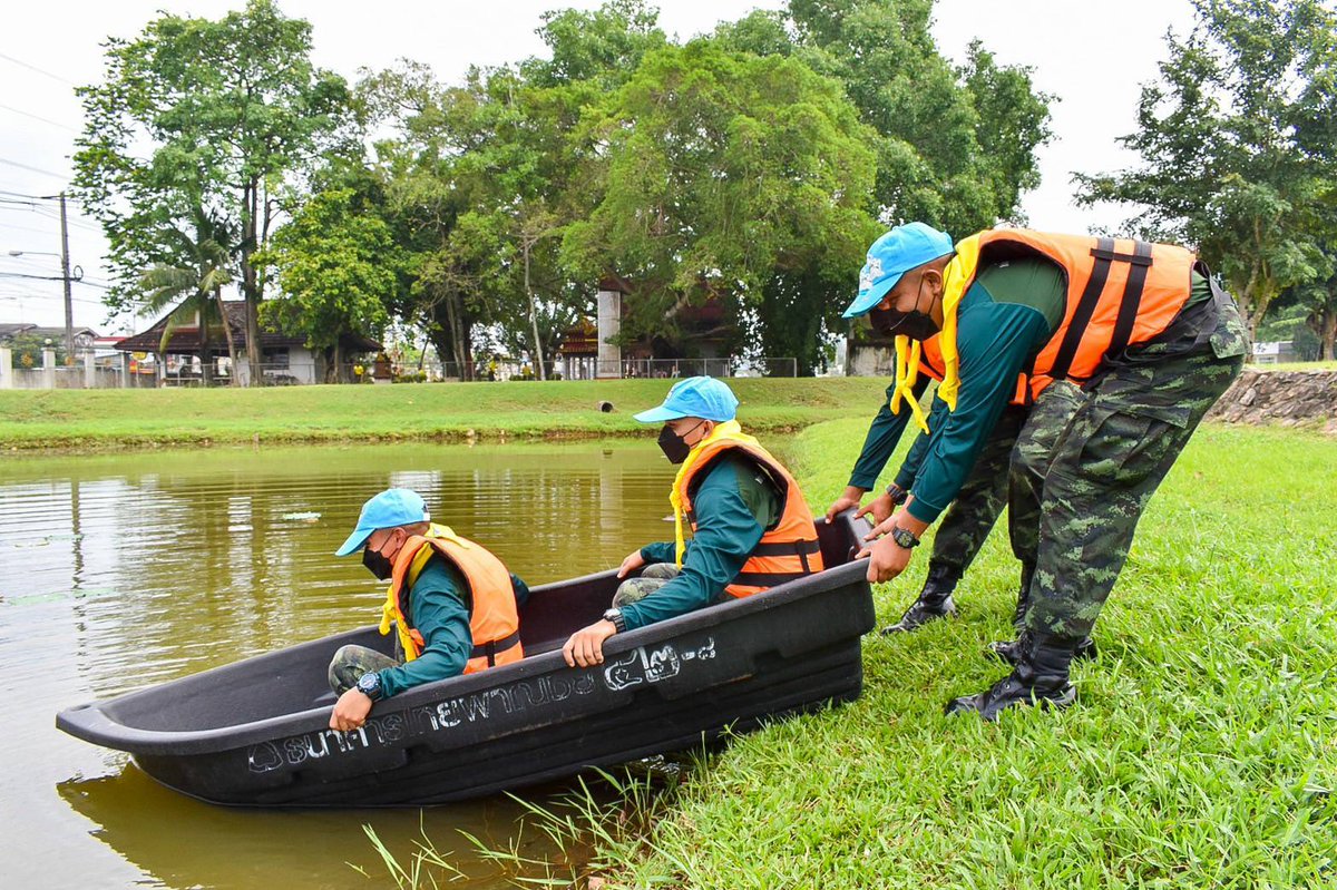 Army4PR's tweet photo. วันที่ 21 ต.ค.64 ทหารหน่วย ร.5 ซักซ้อมตรวจสภาพความพร้อมด้านบรรเทาสาธารณภัย เพื่อเตรียมความพร้อมด้านกำลังพล, ยุทโธปกรณ์ และยานพาหนะ  ในการออกให้ความช่วยเหลือประชาชน เมื่อเกิดภัยพิบัติในพื้นที่รับผิดชอบได้อย่างทันท่วงที ณ บก.ร.5 ค่ายเสนาณรงค์ อ.หาดใหญ่ จ.สงขลา
#กองทัพภาคที่4 https://t.co/kj1N8l1Siz