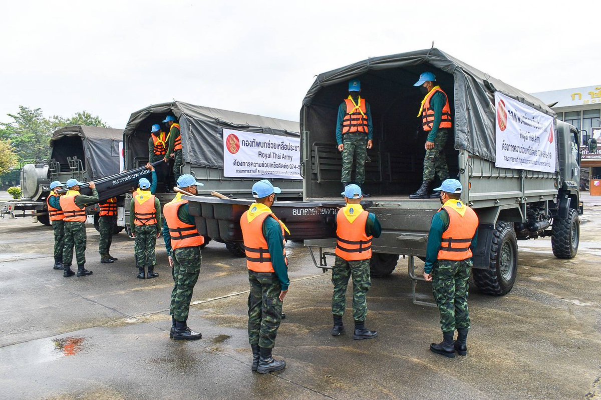 Army4PR's tweet photo. วันที่ 21 ต.ค.64 ทหารหน่วย ร.5 ซักซ้อมตรวจสภาพความพร้อมด้านบรรเทาสาธารณภัย เพื่อเตรียมความพร้อมด้านกำลังพล, ยุทโธปกรณ์ และยานพาหนะ  ในการออกให้ความช่วยเหลือประชาชน เมื่อเกิดภัยพิบัติในพื้นที่รับผิดชอบได้อย่างทันท่วงที ณ บก.ร.5 ค่ายเสนาณรงค์ อ.หาดใหญ่ จ.สงขลา
#กองทัพภาคที่4 https://t.co/kj1N8l1Siz