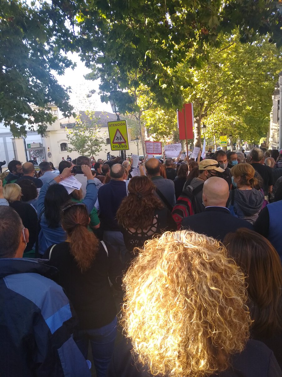 ajquiroga1's tweet photo. Protesta en la Universidad de Granada contra el despido y privatización del servicio de limpieza. Si quieres, se agradece retuit. https://t.co/pHwBpWFBFD