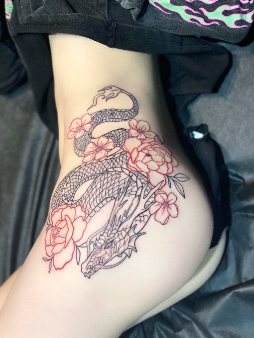 tattoo after 6 hours is finally done 😊 check it out! https://t.co/SWiWkqzU8z